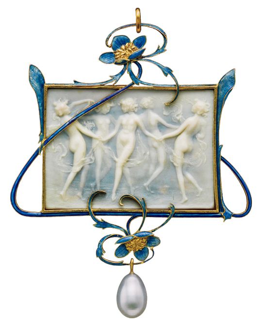 ルネ・ラリックによる、エナメルとパールを用いたフレンチ・アール・ヌーヴォーのペンダント。長方形のゴールドプラークには、5人の白いニンフがあしわられ、ニンフのレダが白鳥に変身する場面を描いたもの。中央の裸婦、睡蓮の花などにヌーヴォー特有の曲線が使われている。1902～1903年頃、フランス