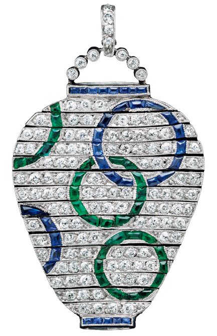 エメラルドの輪が美しい提灯をデザインした「チャイニーズ・ランタン」ペンダント。1915～1920年頃、フランス