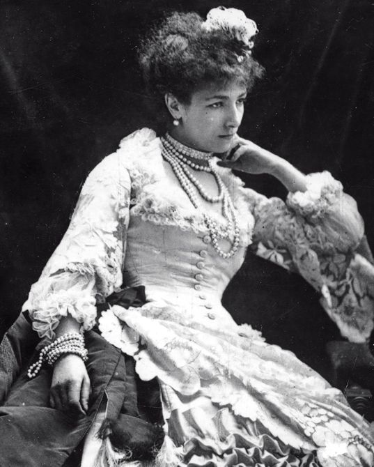 袖も裾もボリュームたっぷりなドレスが主流だったアール・ヌーヴォー期。その中心にいたのが、女優のサラ・ベルナール。自然のモチーフや曲線で表現される優美な装飾性のアール・ヌーヴォーの芸術を体現し、当時アルフォンス・ミュシャほか、多くの芸術家が彼女をモデルに作品を描いた。（写真：ALBUM/アフロ）