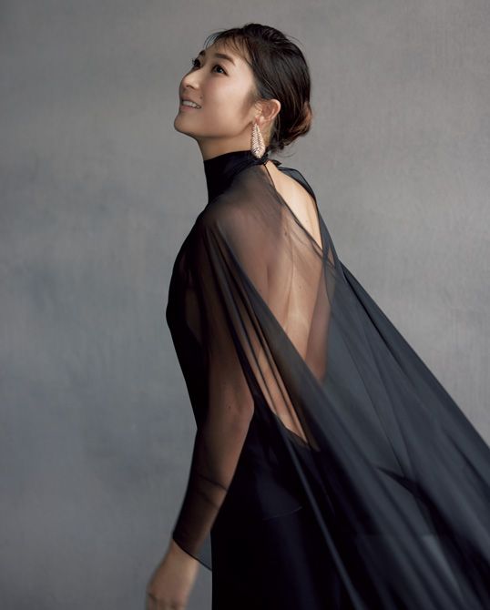 ドレス86万9000円/ラルフ ローレン コレクション(ラルフ ローレン) イヤリング1570万8000円(予定価格)/ブシュロン(ブシュロン クライアントサービス)