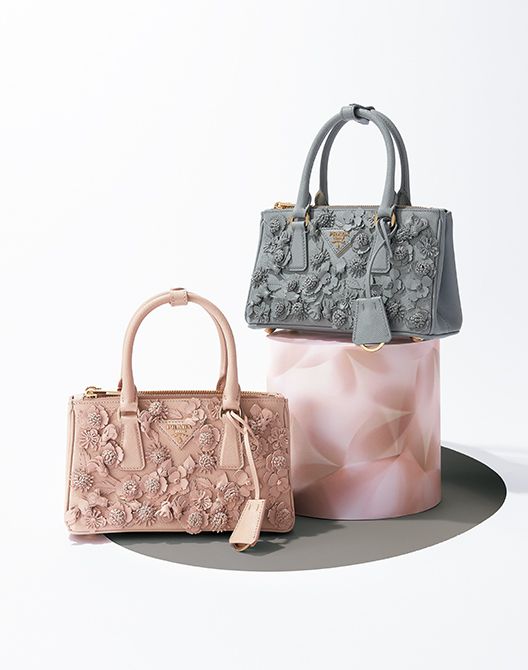 「プラダ」のアイコンに草花をあしらった華やかなバッグが登場