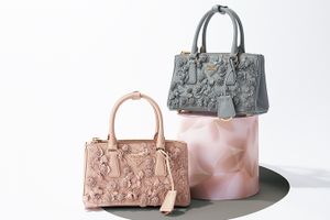 進化を続ける「プラダ」のアイコンバッグ。新作は可憐な草花がモチーフ