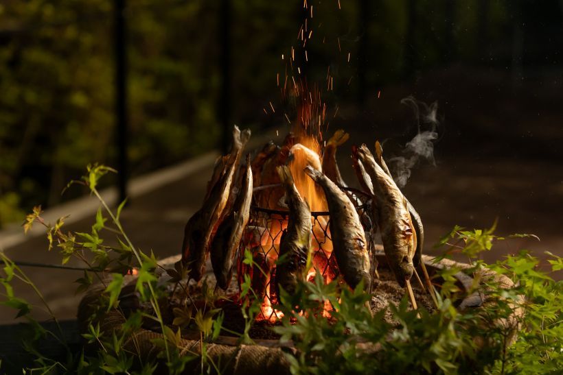 旬の川魚をライブパフォーマンスとともにいただく。