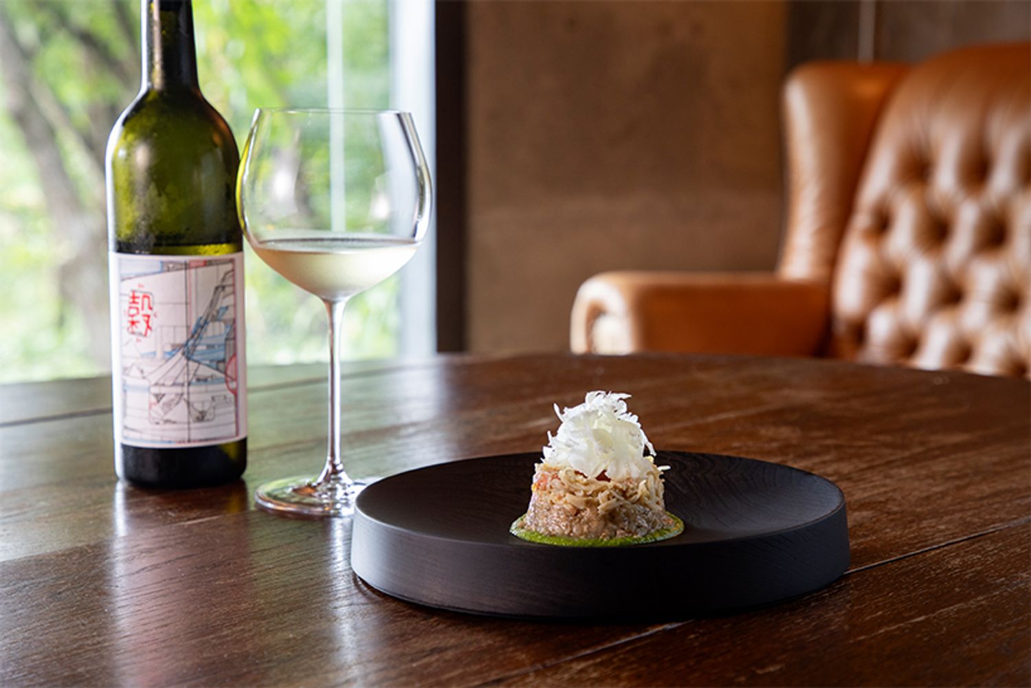 「蟹と蕎麦の実のリゾット」には「穀（KOKU）」2019の白を。甲州のアロマティックな香りと上品な味わいが、濃厚な蟹の身や味噌と絶妙に組み合わさる。