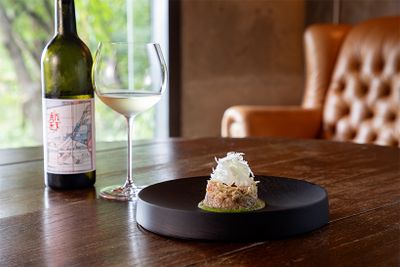 「蟹と蕎麦の実のリゾット」には「穀（KOKU）」2019の白を。甲州のアロマティックな香りと上品な味わいが、濃厚な蟹の身や味噌と絶妙に組み合わさる。