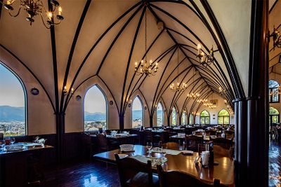 高い天井と奥行きのある店内には、ゆったりとした時間が流れる。ディナータイムにはピアニストによる演奏がある日も。