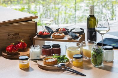 朝食は、富士吉田で作られているパンや、新鮮なフルーツなどが木箱に入って部屋に届けられる。もちろん、ワインやぶどうジュースが添えられる。