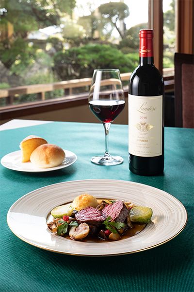 甲州ワインビーフの炭火焼きに山梨で採れた旬の野菜ときのこを添えて。デラウェアのスイートワインをベースにしたソースを使っている。フラッグシップの「シャトールミエール 赤 2016」と合わせて。タナやメルローなど欧州系の品種を厳選し、小樽で15か月熟成させた深みのある味わいが特徴。