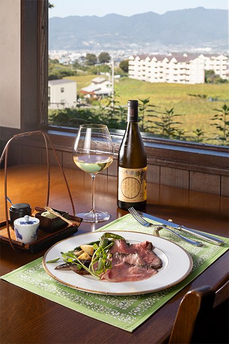 「特選和牛ローストビーフ」(オーダーカット100グラムにつき5500円）には「アルガブランカ ピッパ 2021」をペアリングする。「もも肉には赤ワインやオレンジワインを合わせるのもおすすめ」とスタッフの伏見 光さん。数十種類のワインの中から、料理や好みに合わせてペアリングを丁寧に提案する。