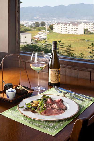 「特選和牛ローストビーフ」(オーダーカット100グラムにつき5500円）には「アルガブランカ ピッパ 2021」をペアリングする。「もも肉には赤ワインやオレンジワインを合わせてもおすすめ」とスタッフの伏見 光さん。数十種類のワインの中から、料理や好みに合わせてペアリングを丁寧に提案する。