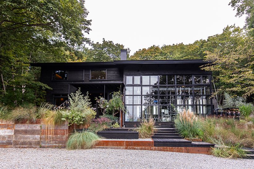 写真右側がブルワリー。1階ではワインのほかビールも試飲できる。2階が宿泊施設。高台に位置し、晴れた日には富士山を真正面に望む。