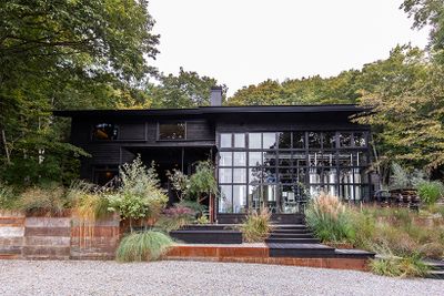 写真右側がブルワリー。1階のタップルームでは、夕食までフリーフローでビールを楽しめる。2階が宿泊施設。高台に位置し、晴れた日には富士山を真正面に望む。