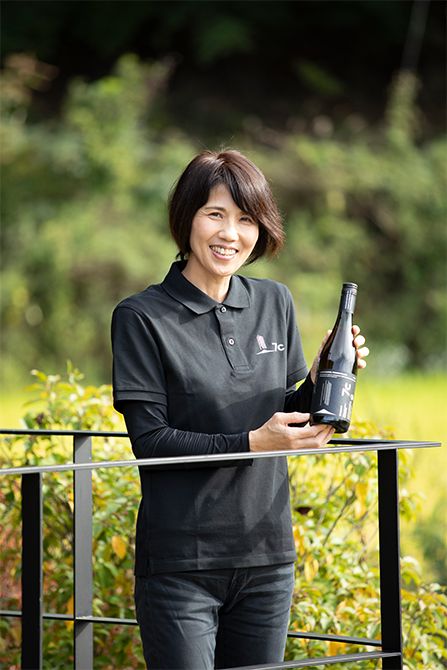 長年山梨県内でワイン醸造の経験を積んだ、栽培・醸造責任者の鷹野ひろ子さん。2025年新酒の中で一番のおすすめは、糖度、酸度の高いぶどうを3種使用した「甲州樽発酵 2024」（3850円）。古樽のみで発酵・熟成させ、香ばしい樽の香りと華やかな果実の味わいがバランスよく組み合わさる。