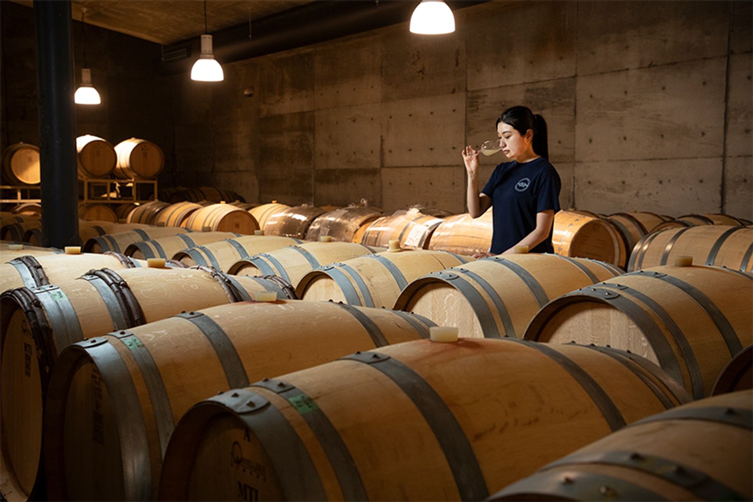 地下にあるカーヴでテイスティングをする三澤さん。わずかな違いや感覚を大切にできるよう、念入りに準備をしてテイスティングに臨む。この部屋で、ヴィンテージワインは熟成され、出荷される時を待つ。