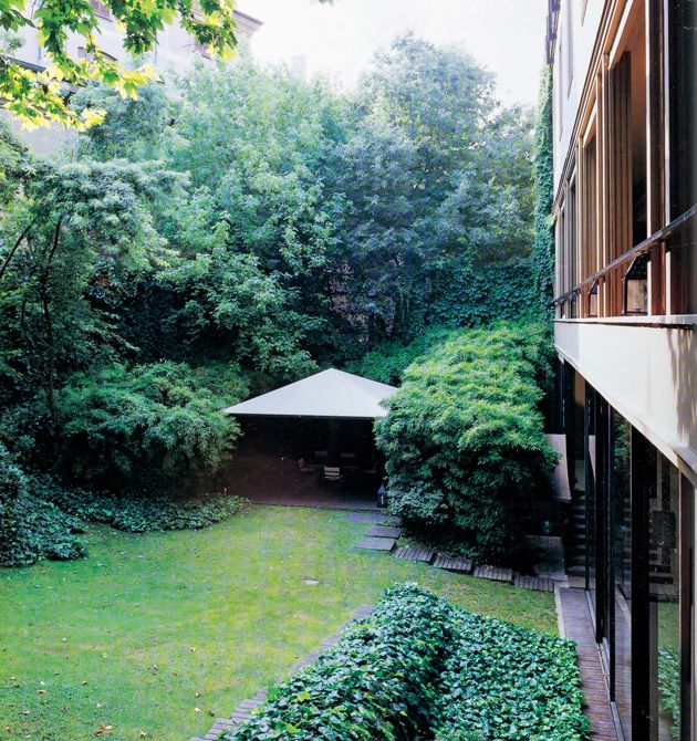 気鋭の建築家、ピーター・マリノ氏と共同作業で完成させたミラノの自宅を訪問。ミラノで最も好きな場所として氏が選んだのは、自身で設計した日本的な庭園（上）。東洋的な美を愛する巨匠らしく、書斎の本棚には日本の芸術や伝統についての本が多く並んでいた。