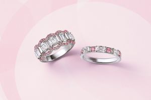 優美なアショカダイヤモンドにピンクダイヤモンドを合わせた「和光」のリング