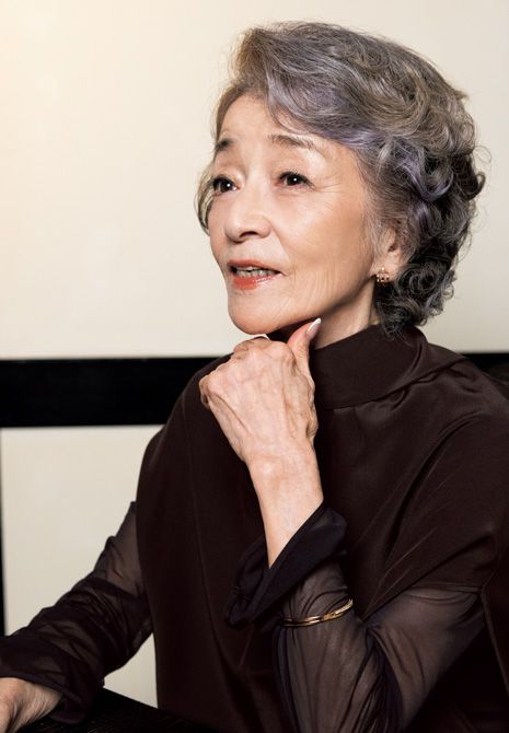 ブラウス／リヴィアナ コンティ（イザ）　スカート／ミカコ ナカムラ（ミカコ ナカムラ 南青山サロン）　イヤリング／ミキモト　バングル／本人私物