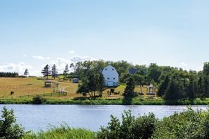 『赤毛のアン』にも登場する「輝く湖水」のほとりに佇む博物館へ。モンゴメリの愛した故郷を旅します