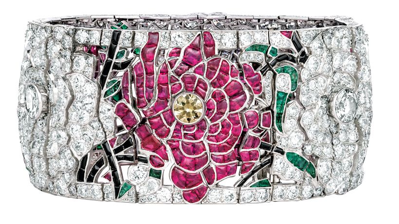 アール・デコ博覧会(現代装飾美術・産業美術国際博覧会)の宝飾部門でグランプリを受賞した《絡み合う花々、赤と白のローズ ブレスレット》1924年(Pt、エメラルド、ルビー、オニキス、イエローダイヤモンド、ダイヤモンド)ヴァン クリーフ&アーペル コレクション ©Van Cleef & Arpels