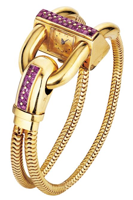 女性が公の場で時計を見る行為がエレガントでないと考えられていた時代、さりげなく時刻を確認できる文字盤の角度を計算した《カデナ リストウォッチ》1943年（YG、ルビー）