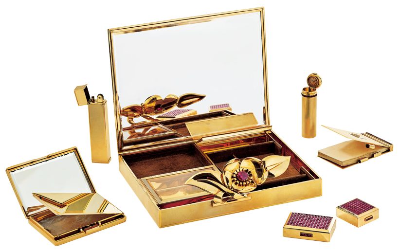 バッグにしのばせたり、クラッチとして持つこともできる《カメリア ミノディエール》 1938年(YG、ミステリーセットルビー、ルビー)すべてヴァン クリーフ&アーペル コレクション© Van Cleef & Arpels