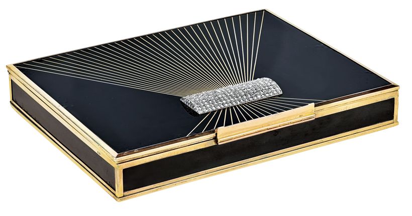 幾何学的な意匠が時代を感じさせるアール・デコ後期の作品。女性の七つ道具を収めたちいさなケースである《ミノディエール》1935年（YG、Pt、ブラックラッカー、ダイヤモンド、ルビー）