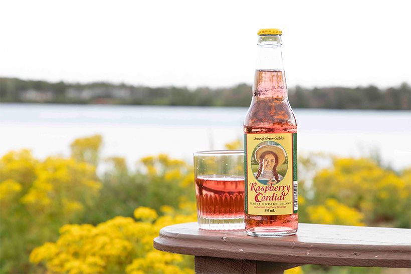 島のお土産ショップに必ずある「ラズベリー・コーディアル」。物語に出てくるいちご水をイメージしたジュース。甘い炭酸ですっきりとおいしい。夏はこのいちご水を使ったシャーベットも人気。1本3.48C＄。