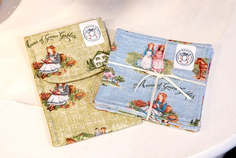 赤毛のアンの絵柄が入った布の小物入りとコースター。