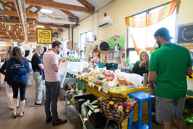 新鮮な地元の野菜や、果物、パン、スイーツ、雑貨などが並ぶ。飲食のスペースも。