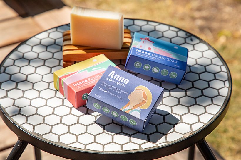 製造から包装まですべて手作業で作られる「アイランド・ポテト・ソープ」のポテト石けん。廃棄されるじゃがいもを使ったサステナブルなものづくりも注目されている。アンやダイアナなど『赤毛のアン』の登場人物、灯台や赤土など島の風景が描かれたパッケージも可愛い。1個7.25C＄。