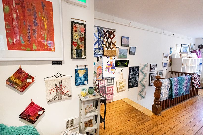 かつてプリンス・エドワード島では異なる素材の生地をつないで作る「クレイジー・キルト」が大流行。10代の頃のモンゴメリも夢中になっていたそう。　