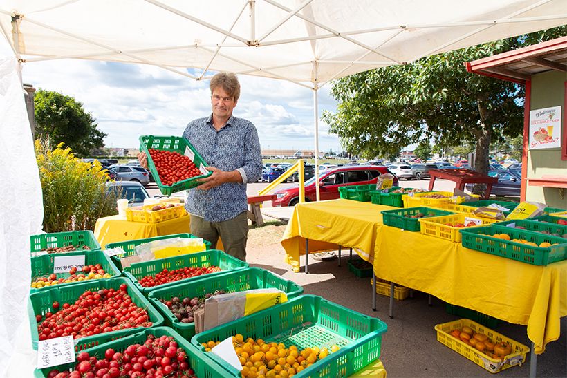 あっという間に売れきれる大人気のトマト農家のブース。