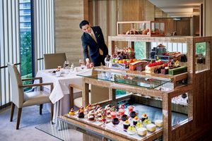 クリスマス仕様のデザートワゴンに心躍る。オークラ東京「ヌーヴェル・エポック」