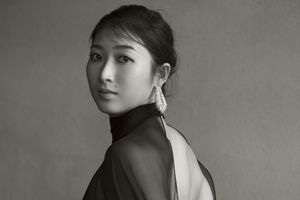 池江璃花子さんの素顔に迫る、特別インタビュー。堂々たる最新モードの着こなしにも注目です
