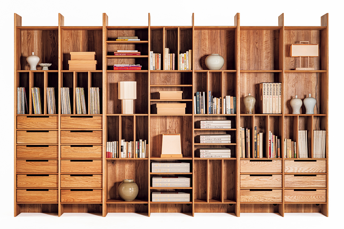 無垢の大型収納「Grid Shelf（グリッド シェルフ）」。力強い木目の