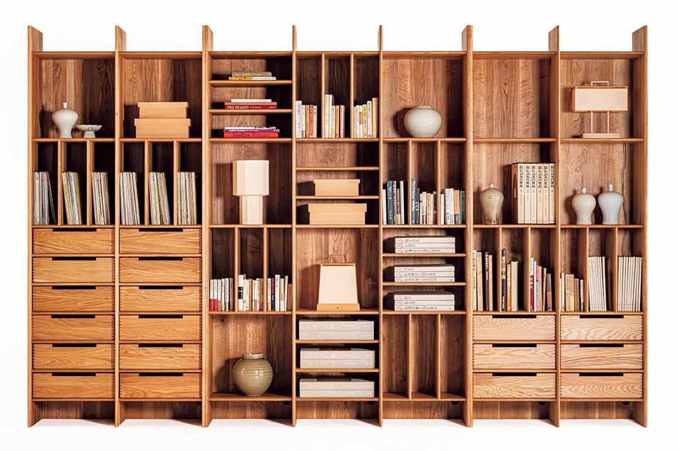 無垢の大型収納「Grid Shelf（グリッド シェルフ）」。力強い木目の模様が印象的