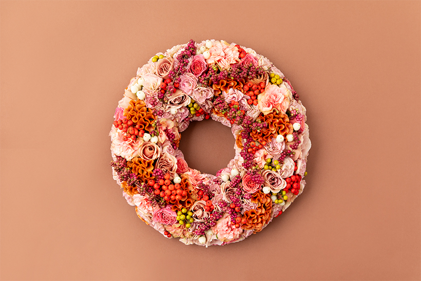 シンフォリカルポスとバラが彩る、実り豊かな秋をテーマにしたフラワー