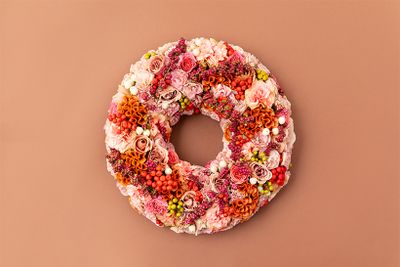 晩秋にぴったりの、シンフォリカルポスとバラのリース。