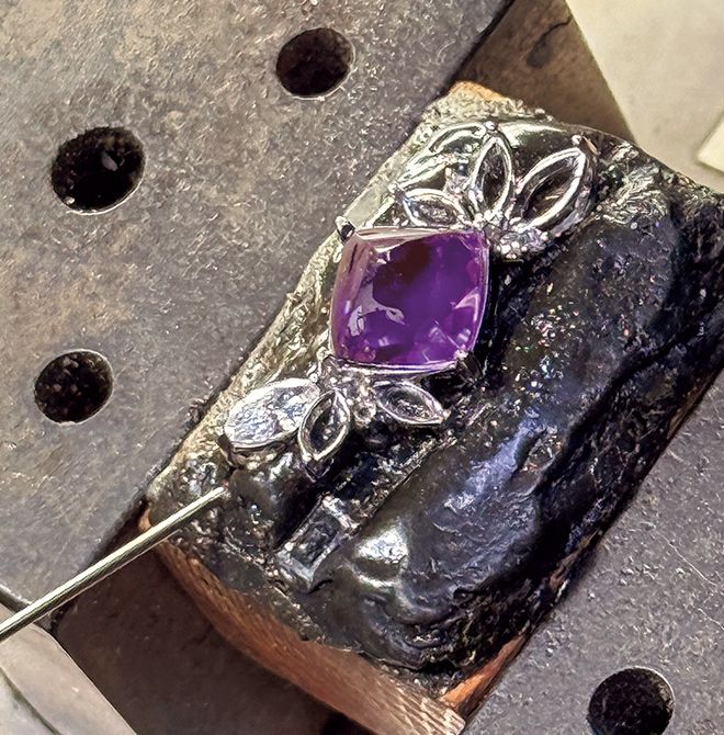 4.宝石のセッティングは、ダイヤモンドに角度をつけているため難しく、高度な技術を持つ宝飾師が担当。枠の内側を何度も削るなどして調整した。