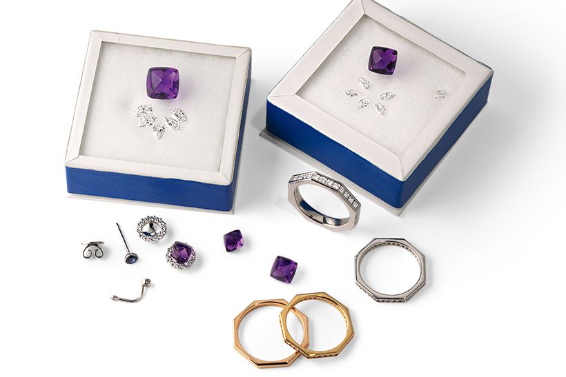 ジュエリーを形作るアメシストとダイヤモンド、デザインの参考にしたジュエリー。アメシストはイエローゴールドとの相性もよい。