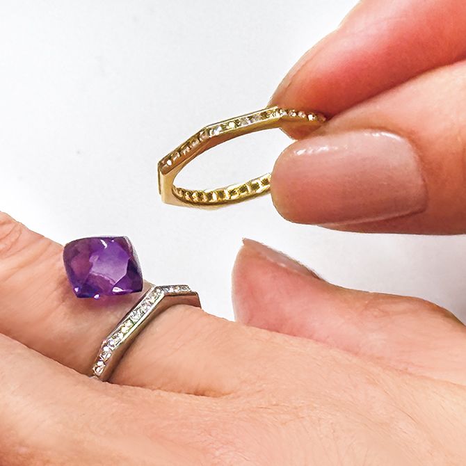 1.リングの細さは、アメシストとのバランスがよく、重ねづけしやすいものを選択。