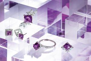 「紫の復権」を体現したアメシストのジュエリー