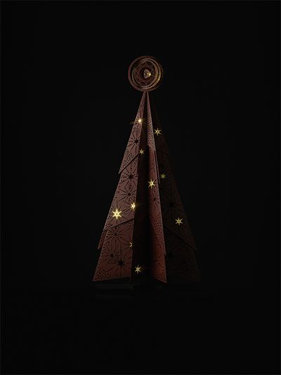 ラ・メゾン・デュ・ショコラ 丸の内店には、期間限定でシェフ・パティシエ・ショコラティエのニコラ・クロワゾーによるチョコレートツリーを展示中（～2025年12月25日まで）。※非売品