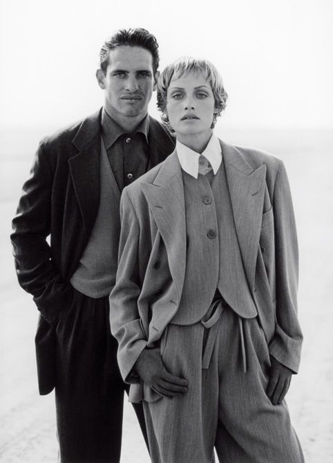 それまでの広告写真の常識を覆し、服が息づく世界観を表現。アルド・ファライ、ピーター・リンドバーグなどの一流の写真家との作品は時代を牽引する存在に。