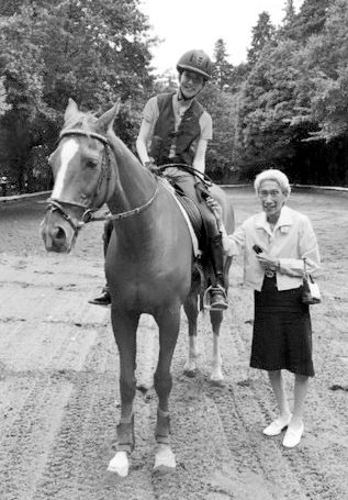 乗馬が大好きだった母。長野さんが乗馬を始めると喜んで見に来た。母娘のつながりは密だった（2015年）。写真提供／長野智子さん