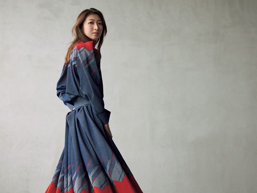 「かわいいですね。着心地がいいし、襟もととスカートの裾に赤を効かせた配色も好みです」と池江さん。オーバーサイズシルエットのグラフィカルなニットのセットアップは、池江さんのかわいらしい一面を引き出します。トップスはハイネックで、左の袖口に「LV サークル」の刻印が入った白いレザーの飾り付き。大きめのタックが入ったスカートはボリュームがあり、動きにつれて豊かな表情を見せます。トップス65万4500円　スカート87万4500円／ともにルイ・ヴィトン（ルイ・ヴィトンクライアントサービス）