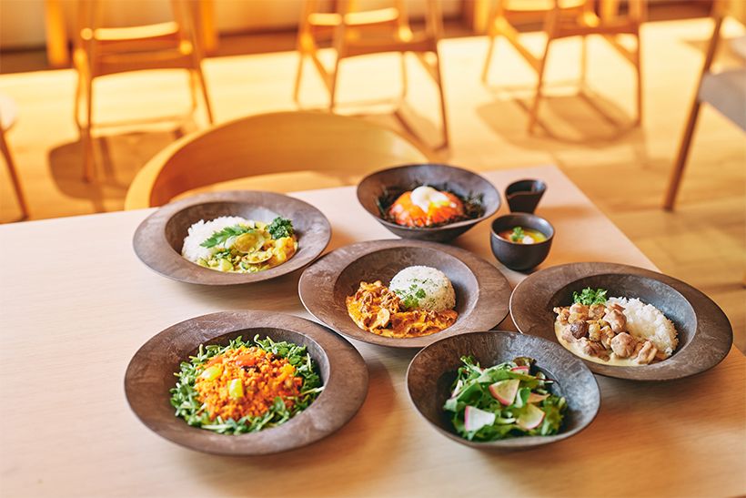 ランチは、サラダとスープとメイン1品（1800円）。さまざまなメニューが用意されています。