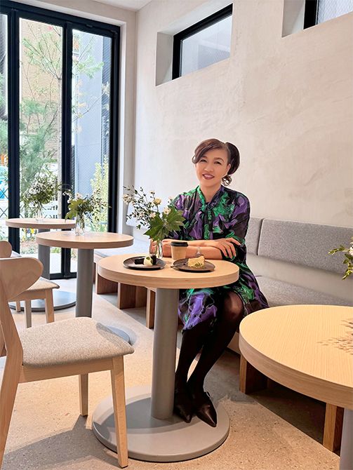 料理監修は、料理家の杉山絵美さん。「ご縁の“えん”と、円相の“えん”。終わりも始まりもない、人と地域と地球がつながるサステナブルな食の円環を思い描きながらプロデュースをしています」。ムスブルミネ1階のSLBカフェにて。