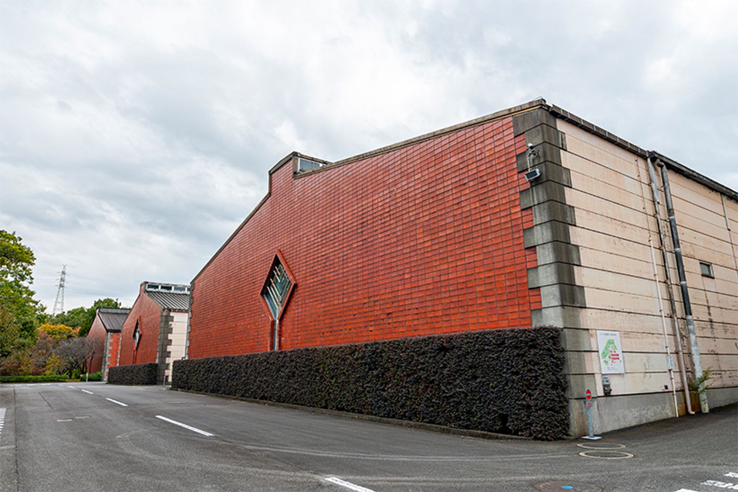 製造棟や事務棟、4棟の貯蔵庫などを備える「いいちこ日田蒸留所」。