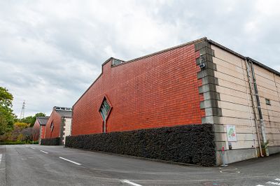 製造棟や事務棟、4棟の貯蔵庫などを備える「いいちこ日田蒸留所」。